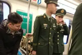 这就是中国军人！ ​​​​为给百姓让座，他们全都站着乘地铁图片