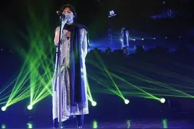 孙燕姿怀二胎后首现身：没想到变“二个人”在台上图片