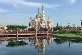 上海迪士尼回应“天价插队费” ：自开园起就推出快速通行等服务图片