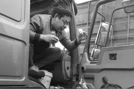 104国道大堵车 市民自发给司机送水送吃送温暖图片