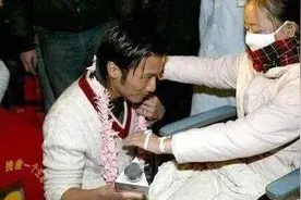 这几位娱乐圈明星都曾下过跪 有的让人尊敬有的却惹来争议图片