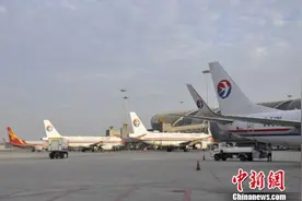 成都机场单日航班量逼近1000架 突破近年最高峰图片