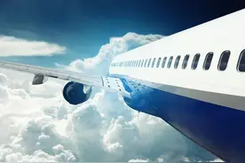 温暖回家路丨第一次坐飞机回家的老阿姨 她没让女儿送图片