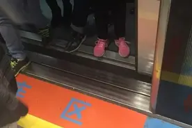 上下车时请注意，别让宝贝溜进地铁里了图片