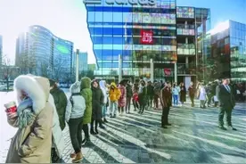 新品遭疯抢 优衣库借设计师带热度图片
