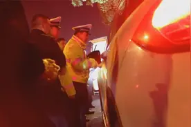 合肥一男子驾保时捷等红灯时酣睡，交警拍车窗照手电都叫不醒图片