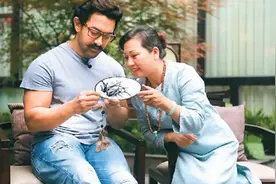 听外国人讲中国故事：阿米尔汗“体验中国” 喂熊猫、学刺绣图片