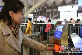 秒过！春运首日石家庄火车站人脸识别验票设备启用图片
