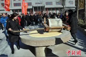 推碾子采糕面赏“摆字龙灯” 河北易县民俗展引“围观”图片