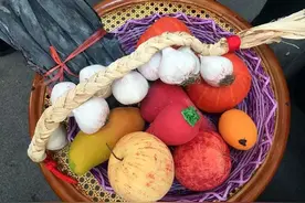 最奇怪的菜市场：摊主只有一个人，一个苹果五百块！图片