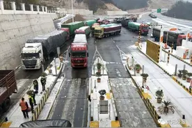 云南全面封路，贵州边境滞留车2公里图片