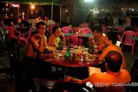 天热了，修武一爷们公然随地掏出那玩意？咋解决图片