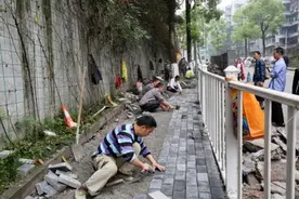 华龙网：大渡口 铺设透水砖出行更方便 将民生实事做细做好图片