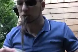 台媒:法国男子生吞1000条活蚯蚓 猛灌啤酒"漱口"图片