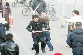 广东清远：多名中学生手持长刀街头群殴，场面火爆如同《古惑仔》视频封面