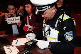 新车临牌的申请流程是什么？很多人不懂，白白让4S店坑，搞明白视频封面