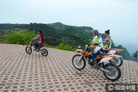河南8岁男孩悬崖边骑摩托秀车技，妈妈带队护航图片