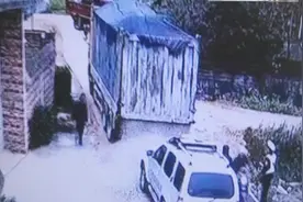 超载50吨！疯狂货车冲撞执法车 当街将砂石尽数倾倒出来视频封面