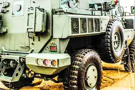 6米越野“大魔王”！这车上街，车道都要占2条，停车位3个都不够