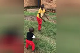 非洲小孩费里学后空翻，这屁股摔的，太逗了视频封面