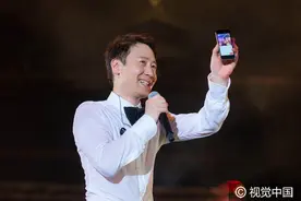 黎明演唱会尾场不舍观众 外场众歌迷席地听歌图片