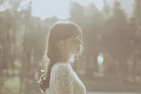 内心柔弱泪腺发达的生肖女图片