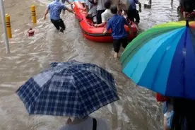 深圳暴雨洗城：107国道宝安段大塞车 凌晨3小时电闪14419次图片