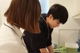 TFBOYS王俊凯 帮妈妈洗菜表孝心图片