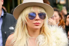 gaga这回走贵妇风！穿皮草配阔腿裤扮复古摇滚明星粉丝热捧图片