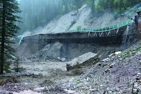 果子沟暴发山洪致部分路段坍塌 赛果高速全线封闭，有关部门正抢险疏导正抢险疏导图片