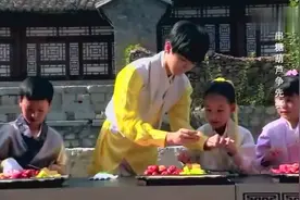 千玺被王俊凯爆料爱哭，小玫瑰一把抱住王俊凯视频封面