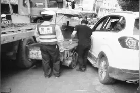 三轮车被夹在两车中间不能动弹图片