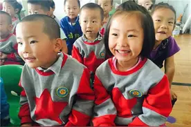 尉犁县孔雀幼儿园“世界微笑日”图片