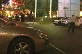 心塞|女子在南宁某停车场听保安指挥倒车致刮擦 律师这样说图片