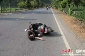 大新一男子马路中间睡觉，姿势撩人，上演“公路”大片图片