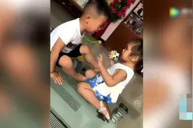 东北小姑娘都这么猛么？看把小男孩给打的，小男孩很委屈啊