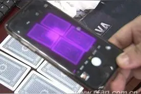 男子给手机戴“隐形眼镜” 可透视扑克牌图片