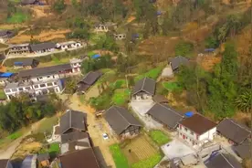 航拍贵州大山里 有钱人家的五层楼大别墅，和穷户人家的瓦房视频封面