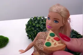 芭比吃太多变成胖妹子，衣服都穿不下参加不了派对，于是决定减肥