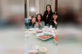 快手网红表哥生日现场，一排美女喊的口号，太尴尬了！