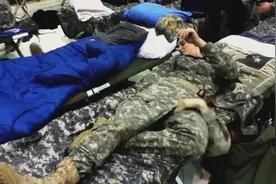 美国大兵在军营里千万别总睡觉 否则下场会很惨！视频封面
