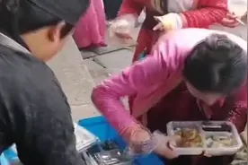 剧组演员的午饭，四菜一汤，光鲜背后的心酸有谁知道