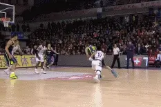 众说纷纭！到底朱芳雨上篮是不是进攻犯规？谁能给出准确答案？图片