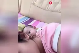 妈妈假装睡着，儿子接下来的反应萌翻了，看一遍笑一遍视频封面