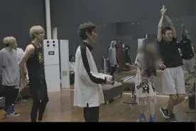 坤音四子，我手臂上的肌肉不是跳舞练的，是唱歌练出来的，哭
