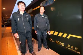 杭州邮政押运员：见过最美烟花 却难陪家人吃顿年夜饭图片