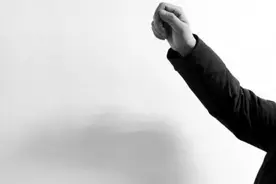 仿真“兵器”扎伤娃 郑州玩具批发市场和小学附近文具店有不少仿真兵器玩具热销图片