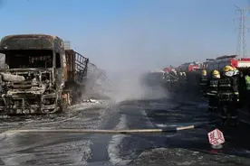 满载30吨发泡剂货车高速路突然起火，价值600多万元货物全被烧毁图片