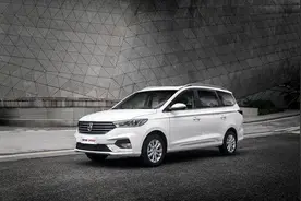 采用6座布局，宝骏360二季度上市图片