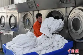 卧铺车厢床单怎么洗？探秘春运卧具洗涤车间图片